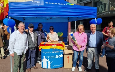 Cuca Santos i Santi Rodríguez a la carpa del PP a la Rambla | Alejandra Martínez