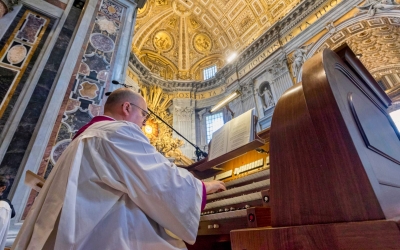 Josep Solé Coll tocant a la Basílica de Sant Pere | ACN