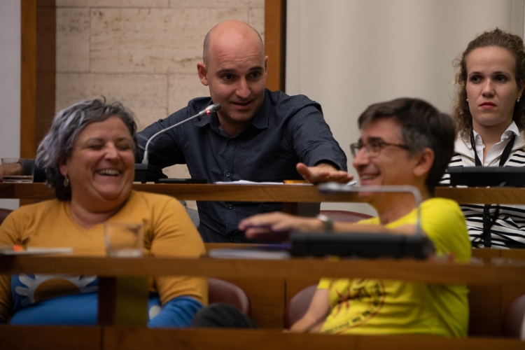 Als plens també es pot riure | Roger Benet