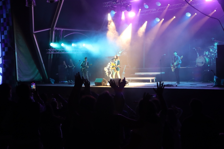 No han faltat cap dels clàssics en els respectius repertoris, però tampoc novetats. D'una banda, Sofia Lecubarri ha cantat un tema recent sortit del forn: Coco y Malibú, que ha sortit just aquesta setmana. De l'altra, Mai Meneses s'ha atrevit a presentar Me iré, una de les cançons de l'últim disc, en acústic. 