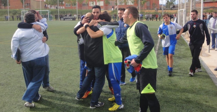 Bofill celebra un triomf del Sabadell B amb els seus companys | Arxiu RS946