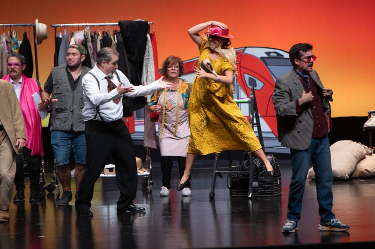 La Marta Rosés volant a l'escenari de La Faràndula